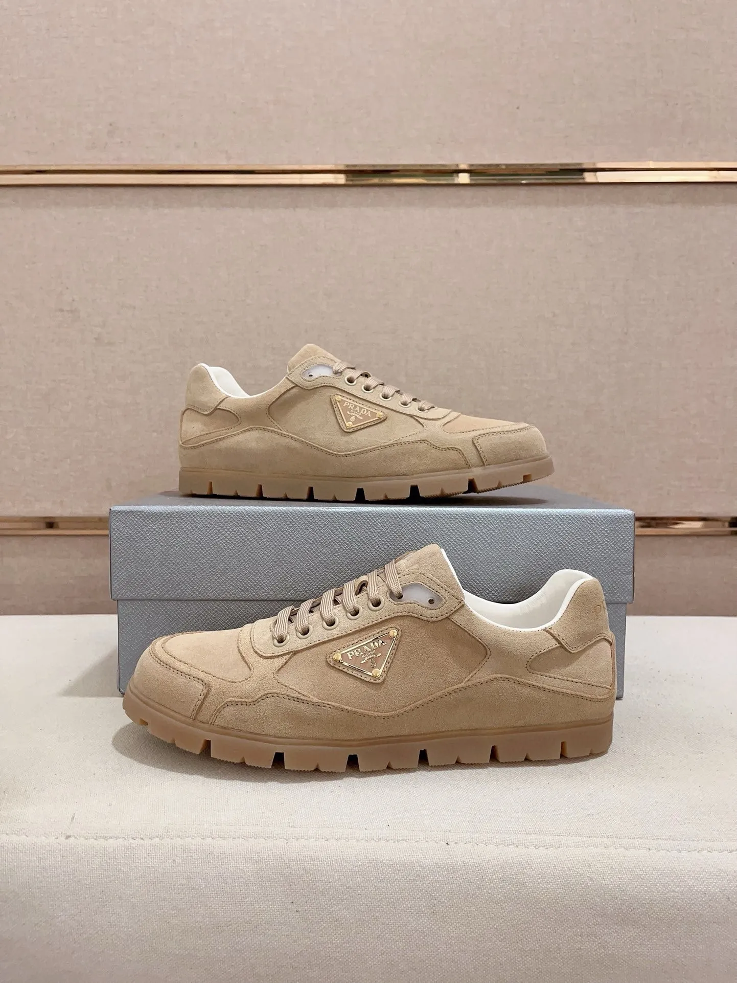 Men's shoes 💰 540💰 ✔️✔️✔️Higher version High-quality new PRADA (Prada) counters are launched at the same time. The new men's shoes and 😘 fabrics are made of high-tech glue-making technology. Lining: Full cowhide lining. 👍🏿 High-end ☄️ air-cushion molded anti-slip rubber outsole, exquisite lines, simple and elegant, comfortable and high-end for leisure travel. Code number: 38 to 44 (45 can be customized and cannot be returned or exchanged)